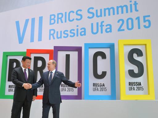Der russische Präsident Wladimir Putin begrüßt den chinesischen Präsidenten Xi Jinping zum Brics-Gipfel in Ufa.