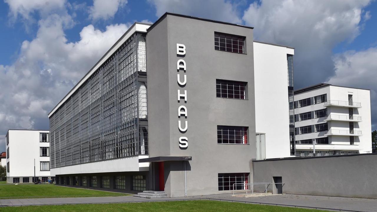 Blick auf das historische Bauhaus-Ensemble in Dessau (Sachsen-Anhalt), aufgenommen am 07.09.2015. Blick auf das historische Bauhaus-Ensemble in Dessau (Sachsen-Anhalt), aufgenommen am 07.09.2015.