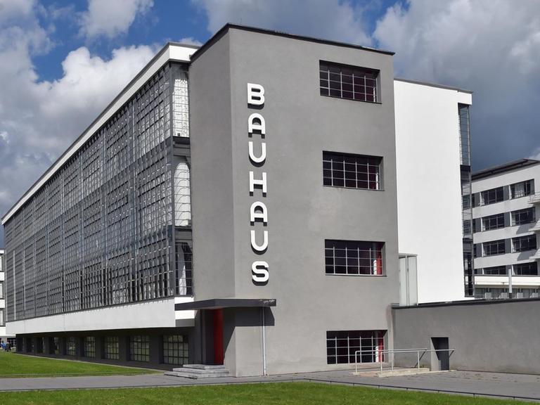 Blick auf das historische Bauhaus-Ensemble in Dessau (Sachsen-Anhalt), aufgenommen am 07.09.2015.