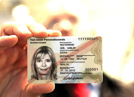 Ein Mitarbeiter des Bundesinnenministeriums zeigt auf der CeBIT in Hannover den neuen Personalausweis.