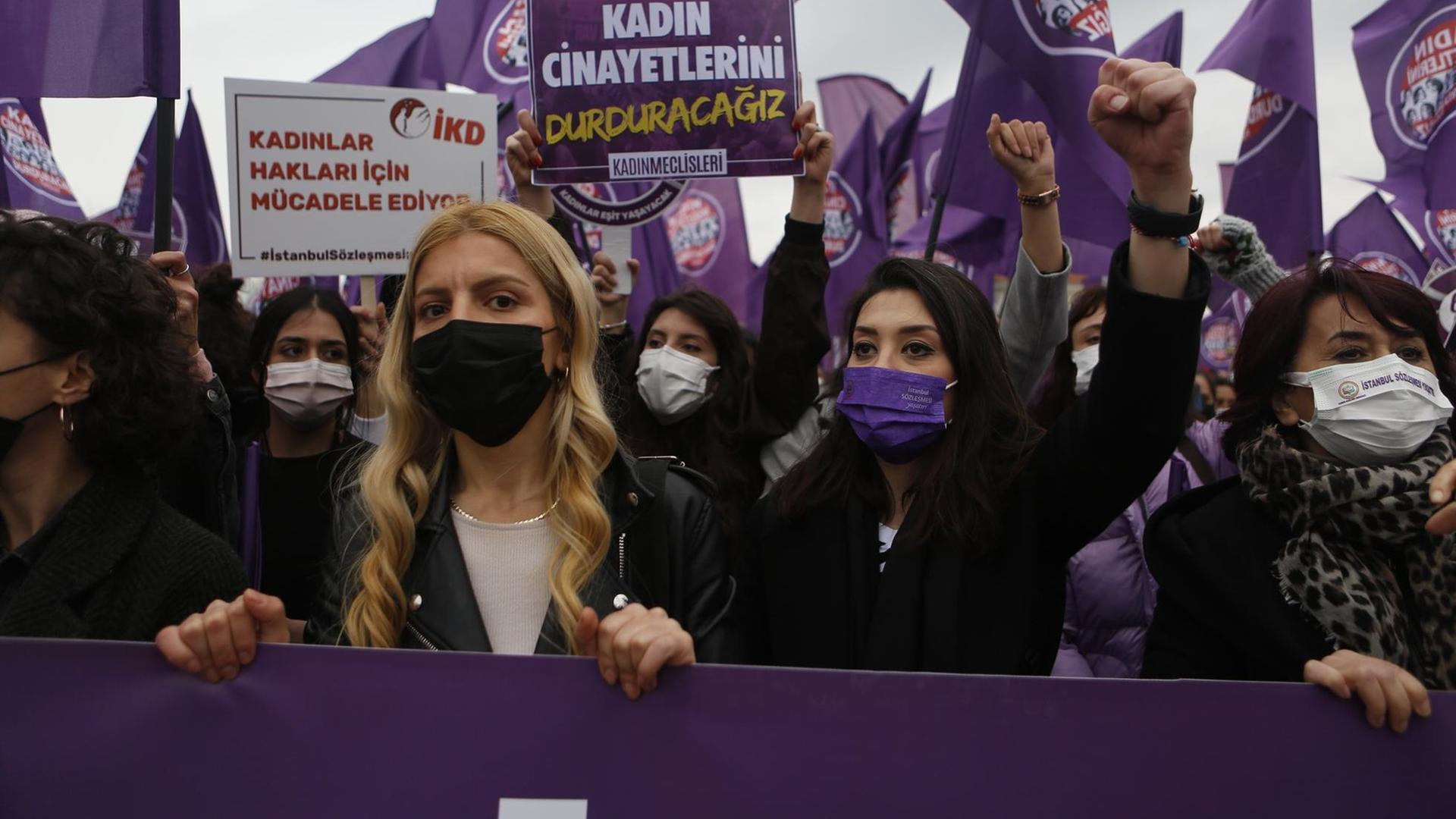 Menschen protestieren in Istanbul gegen den Ausstieg aus der Frauen-Vereinbarung.