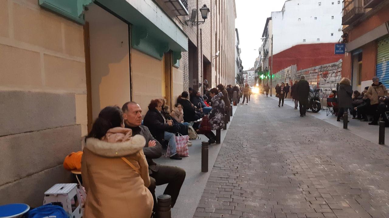 Gläubige warten oft mehr als 46 Stunden darauf, dass die Basilika "Jesús de Medinaceli" in Madrid am ersten Freitag im Monat März öffnet. Hier in der Straße "Fúcar".