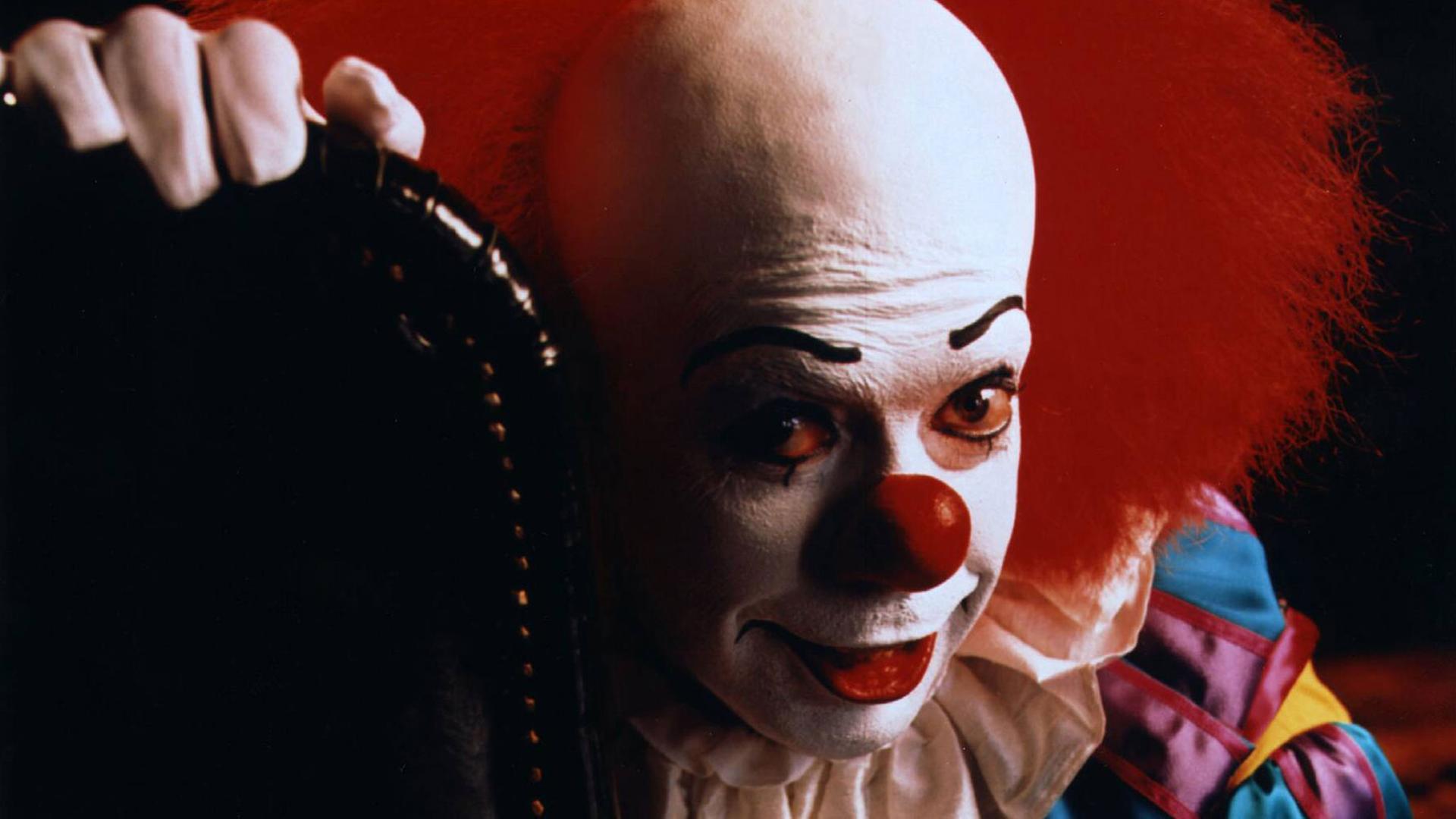Clown aus der Verfilmung von "Es" (1990) - der Roman von Stephen King wurde jetzt erneut verfilmt und kommt Ende des Monats in die Kinos Clown aus der Verfilmung von "Es" (1990) - der Roman von Stephen King wurde jetzt erneut verfilmt und kommt Ende des Monats in die Kinos