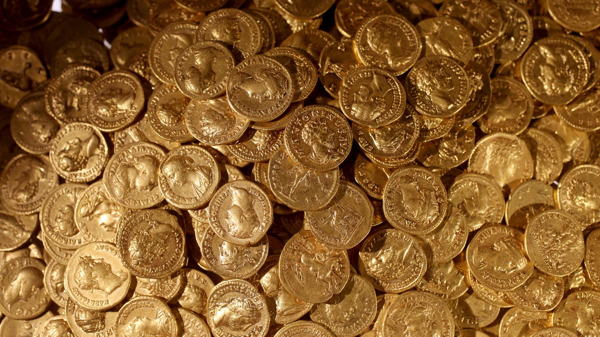 Der weltweit größte Goldschatz der römischen Kaiserzeit mit rund 2600 Münzen wird im Landesmuseum in Trier verwahrt. Der weltweit größte Goldschatz der römischen Kaiserzeit mit rund 2600 Münzen wird im Landesmuseum in Trier verwahrt.