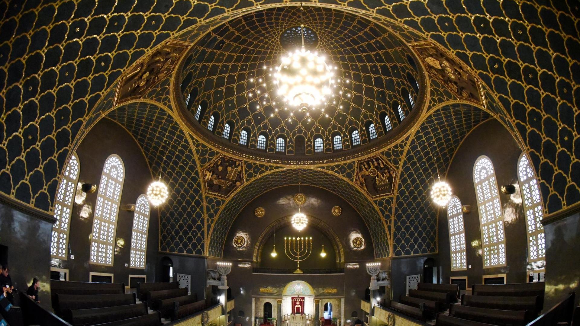 Ein Blick in die hell erleuchtete Synagoge von Augsburg vor dem Festakt zur 100-Jahrfeier Ein Blick in die hell erleuchtete Synagoge von Augsburg vor dem Festakt zur 100-Jahrfeier