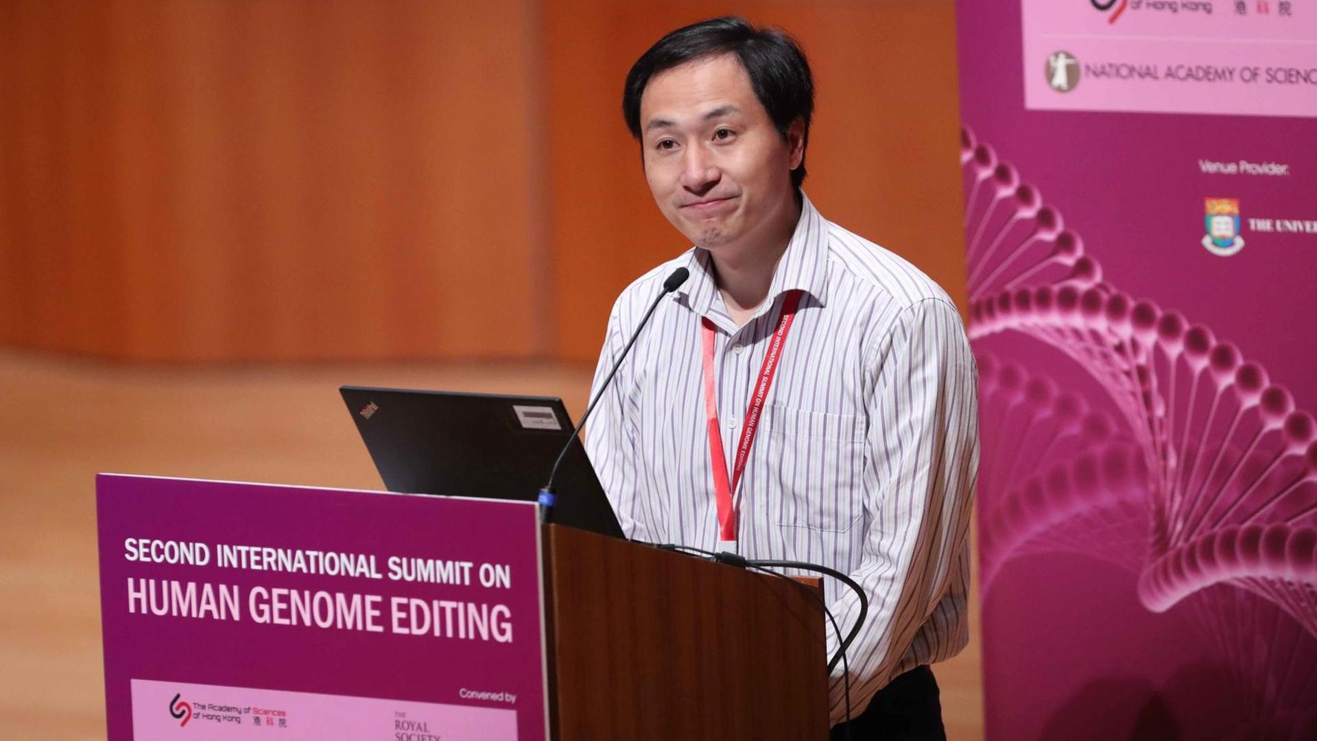 Der chinesische Gen-Forscher He Jiankui auf einem hochkarätig besetzten Fachkongress in Hongkong am 29. November 2018. Der chinesische Gen-Forscher He Jiankui auf einem hochkarätig besetzten Fachkongress in Hongkong am 29. November 2018.