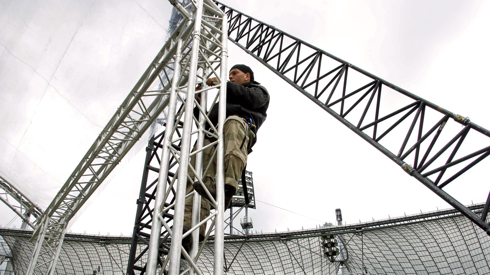 Roadie beim Aufbau der Bühne der Fußball-Weltmeisterschaft im Olympiastadion München, aufgenommen am 2.6.2006 Roadie beim Aufbau der Bühne der Fußball-Weltmeisterschaft im Olympiastadion München, aufgenommen am 2.6.2006