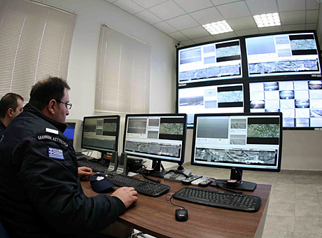 Griechische Frontexbeamte überwachen per Video einen Sicherheitszaun an der griechisch-türkischen Grenze in der Nähe der Stadt Evros. Griechische Frontexbeamte überwachen per Video einen Sicherheitszaun an der griechisch-türkischen Grenze in der Nähe der Stadt Evros.