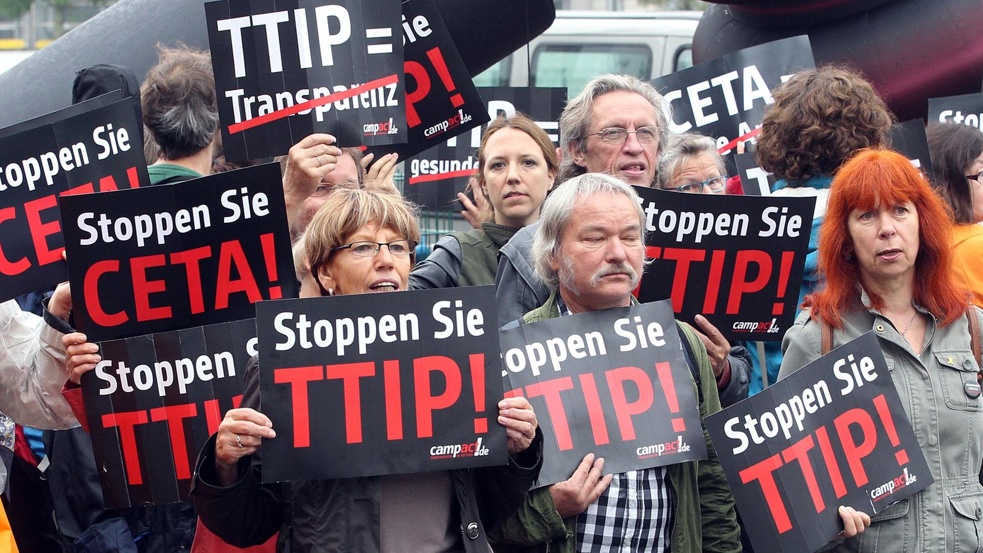 Menschen demonstrieren in Berlin gegen die Freihandelsabkommen Ceta und TTIP. Menschen demonstrieren in Berlin gegen die Freihandelsabkommen Ceta und TTIP.