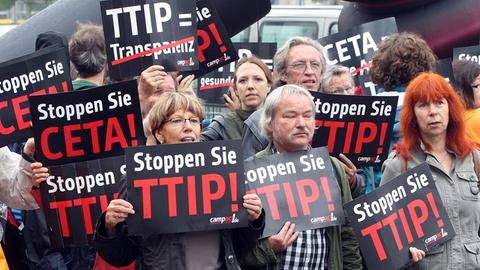 Menschen demonstrieren in Berlin gegen die Freihandelsabkommen Ceta und TTIP.