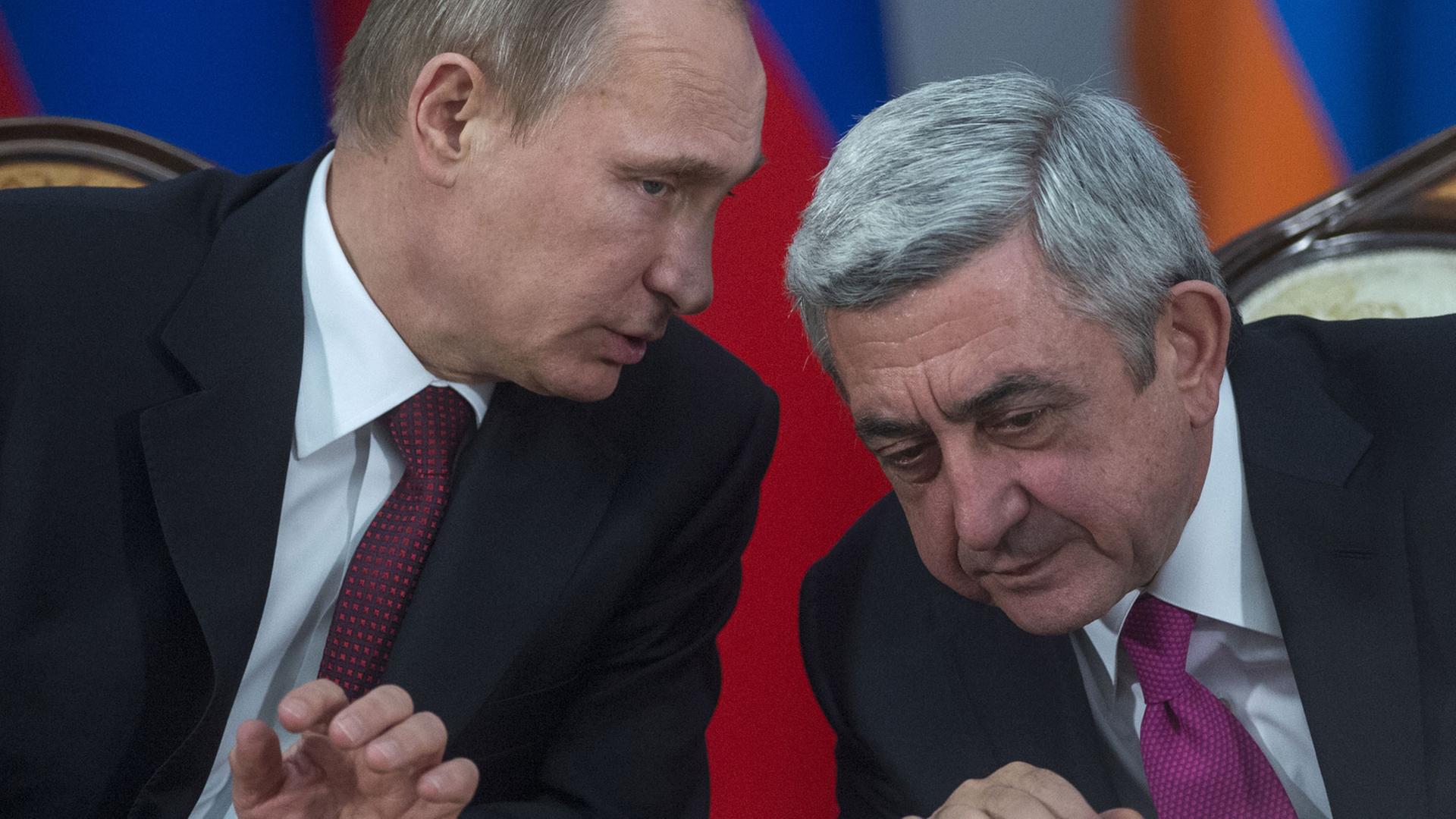 Der russische Präsident Wladimir Putin unterhält sich am 2.12.2013 bei einem Staatsbesuch in Eriwan mit dem armenischen Staatschef Sersch Sargsjan. Der russische Präsident Wladimir Putin unterhält sich am 2.12.2013 bei einem Staatsbesuch in Eriwan mit dem armenischen Staatschef Sersch Sargsjan.