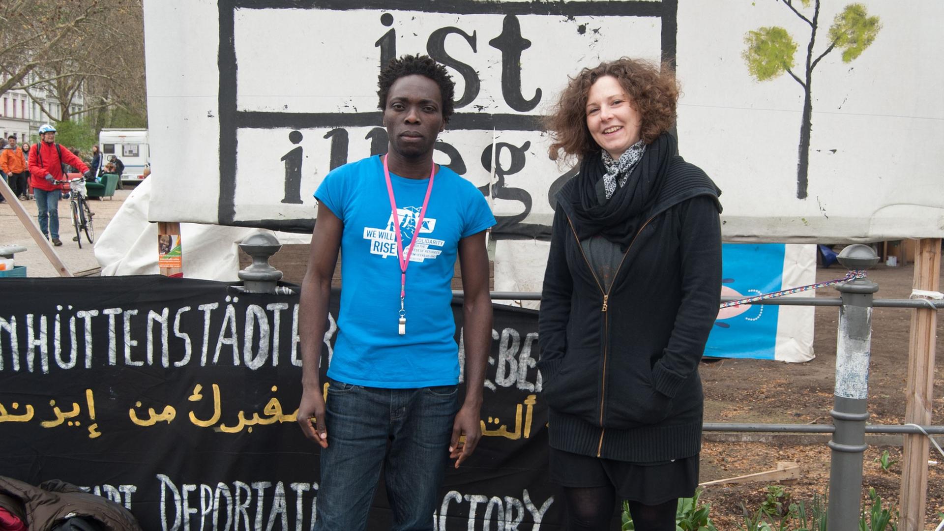 Patras Bwansi und die Autorin Lydia Ziemke auf dem Oranienplatz in Berlin Kreuzberg. Patras Bwansi und die Autorin Lydia Ziemke auf dem Oranienplatz in Berlin Kreuzberg.