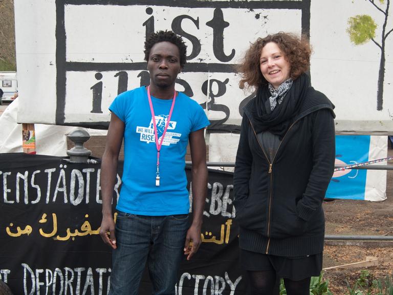 Patras Bwansi und die Autorin Lydia Ziemke auf dem Oranienplatz in Berlin Kreuzberg.