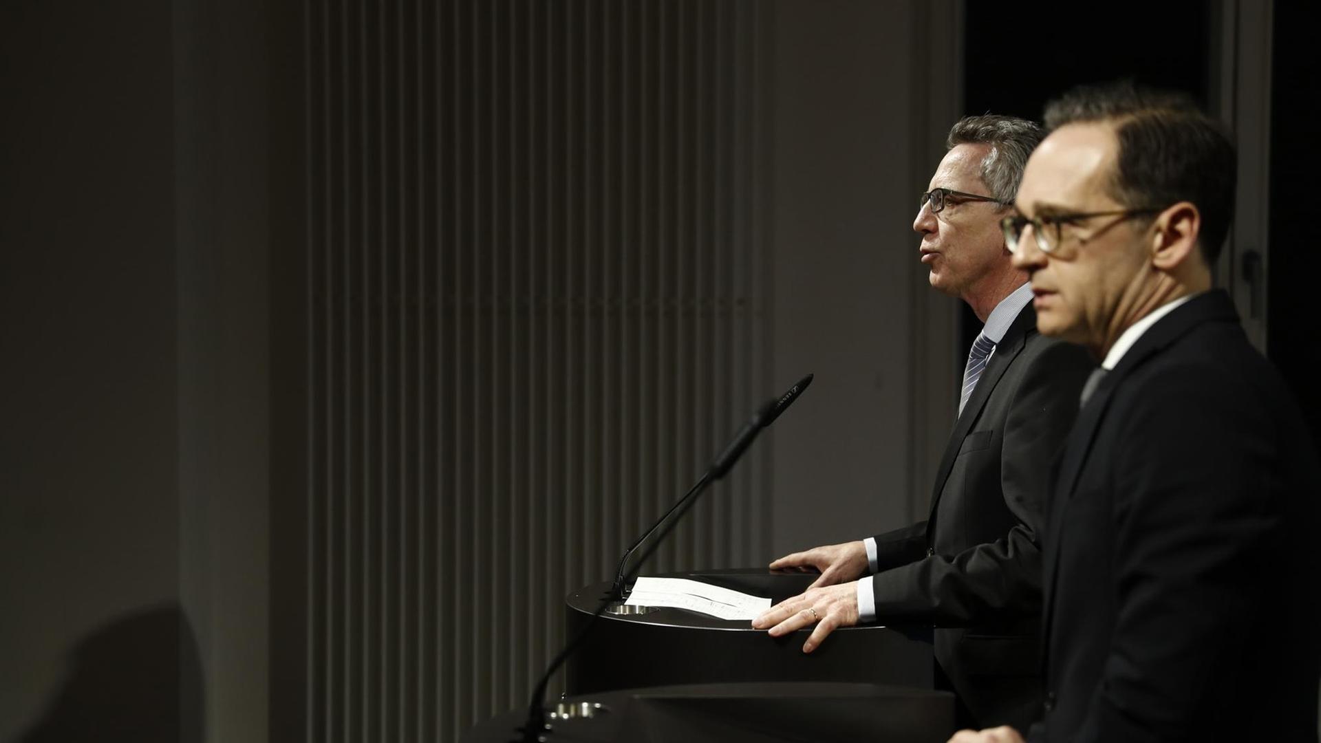 Bundesinnenminister Thomas de Maizière (l.) und Justizminister Heiko Maas Bundesinnenminister Thomas de Maizière (l.) und Justizminister Heiko Maas