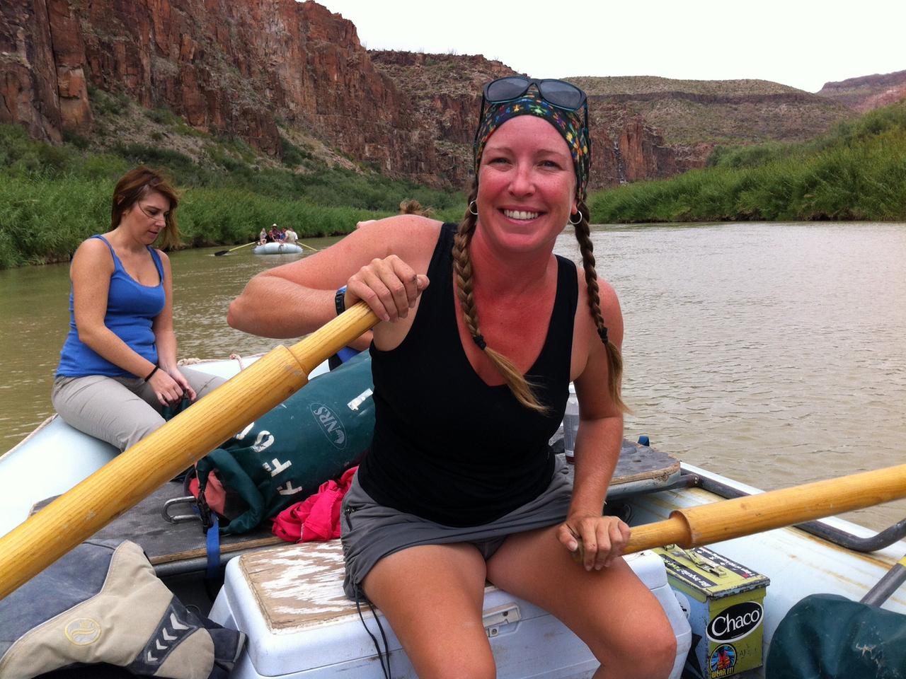 Bootsführerin Laura Omer auf dem Rio Grande. Bootsführerin Laura Omer auf dem Rio Grande.