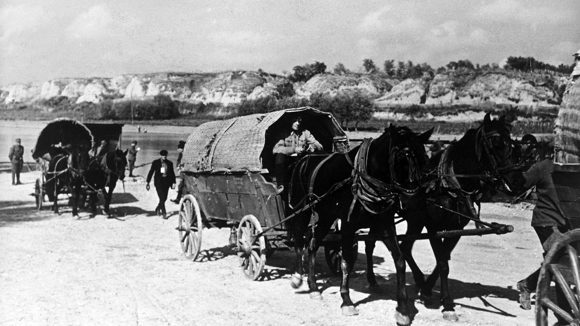 Übersiedlertrecks aus Bessarabien beim Überschreiten des Grenzflusses Pruth (1940). Übersiedlertrecks aus Bessarabien beim Überschreiten des Grenzflusses Pruth (1940).