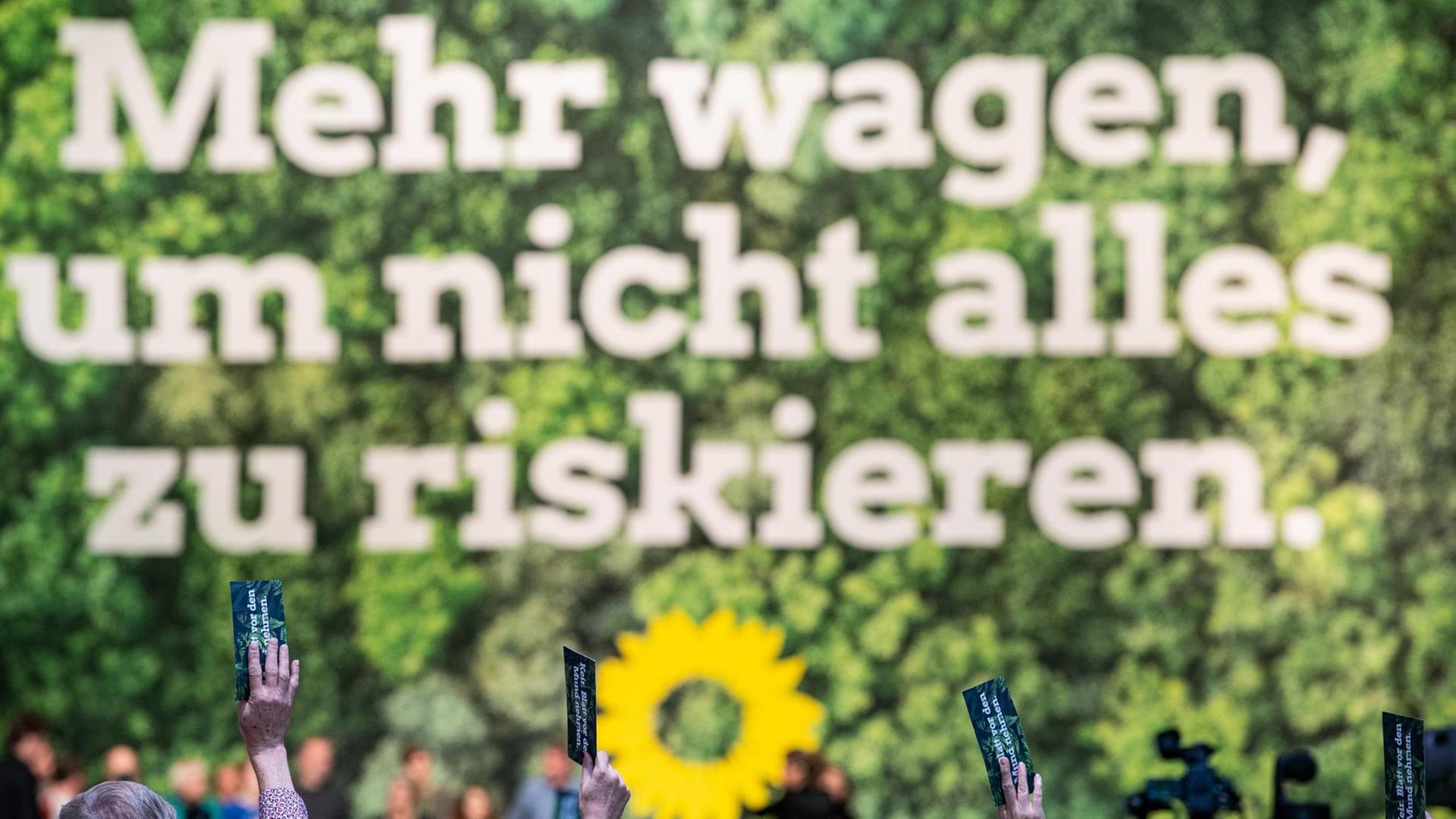 Auf dem Bundesparteitag der Grünen stimmen die Delegierten mit Stimmkarten ab. Auf dem Bundesparteitag der Grünen stimmen die Delegierten mit Stimmkarten ab.