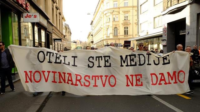 Journalisten demonstrieren in Zagreb mit einem Protestmarsch gegen den öffentlich-rechtlichen Rundfunk.