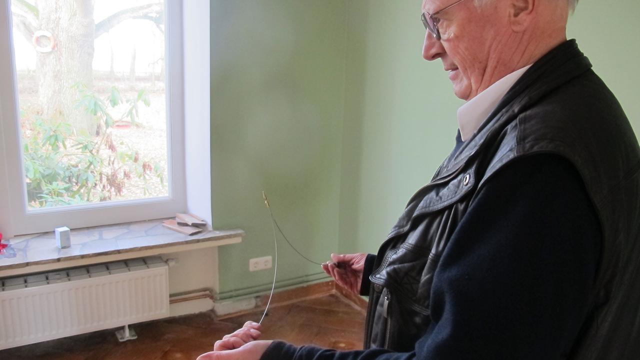 Dieter Kugler mit einer Wünschelrute - Die Reportage 18.4.15 Dieter Kugler mit einer Wünschelrute - Die Reportage 18.4.15