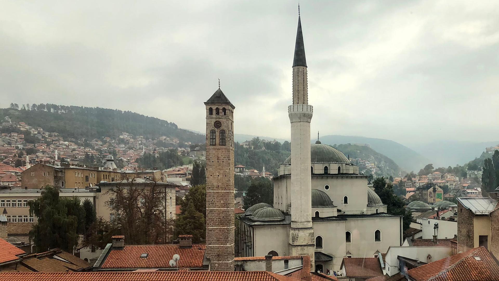 In Sarajevo, der Hauptstadt von Bosnien-Herzegowina, leben vor allem muslimische Bosniaken. Ein Minarett ist zu sehen.