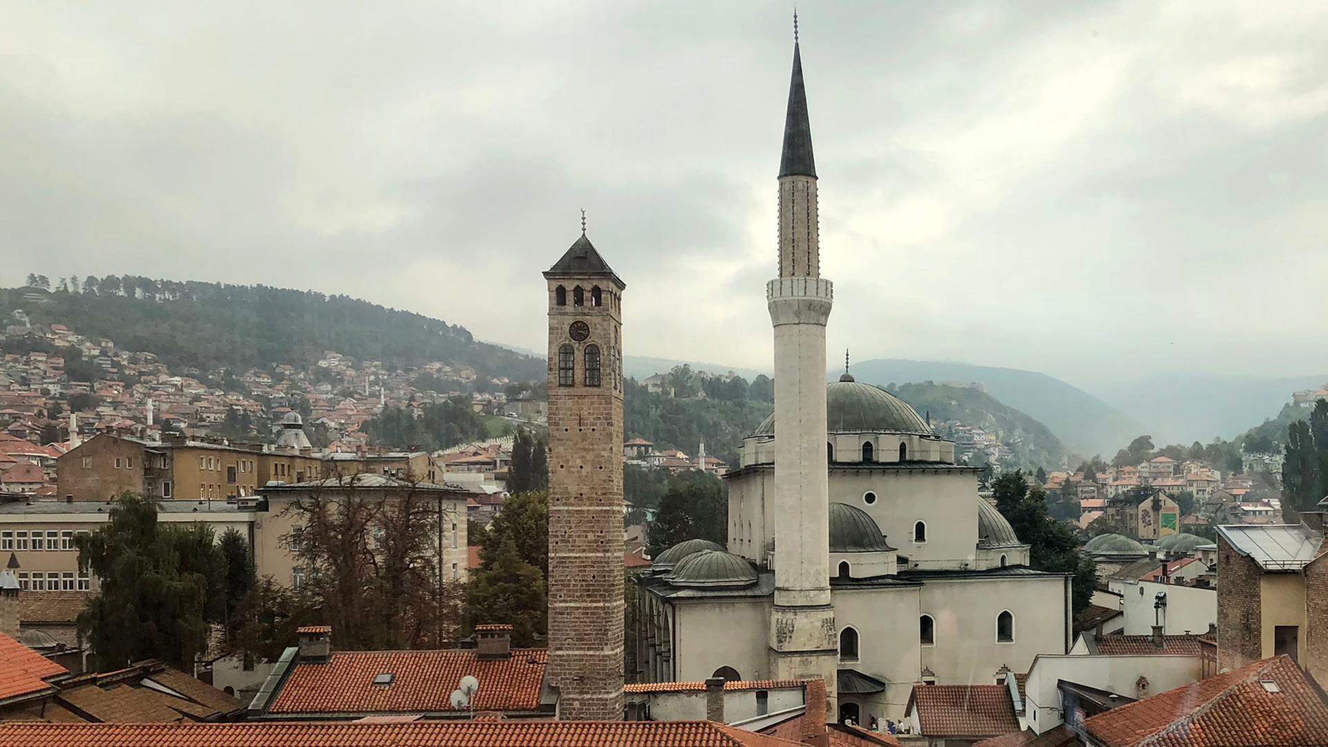 In Sarajevo, der Hauptstadt von Bosnien-Herzegowina, leben vor allem muslimische Bosniaken. Ein Minarett ist zu sehen. In Sarajevo, der Hauptstadt von Bosnien-Herzegowina, leben vor allem muslimische Bosniaken. Ein Minarett ist zu sehen.