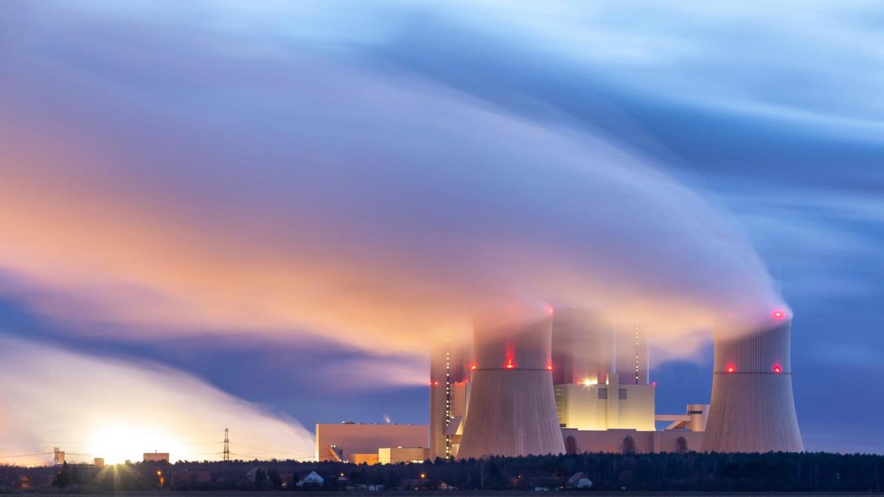 Die rauchenden Schornsteine des Braunkohlekraftwerks Schwarze Pumpe mit Langzeitbelichtung fotografiert.