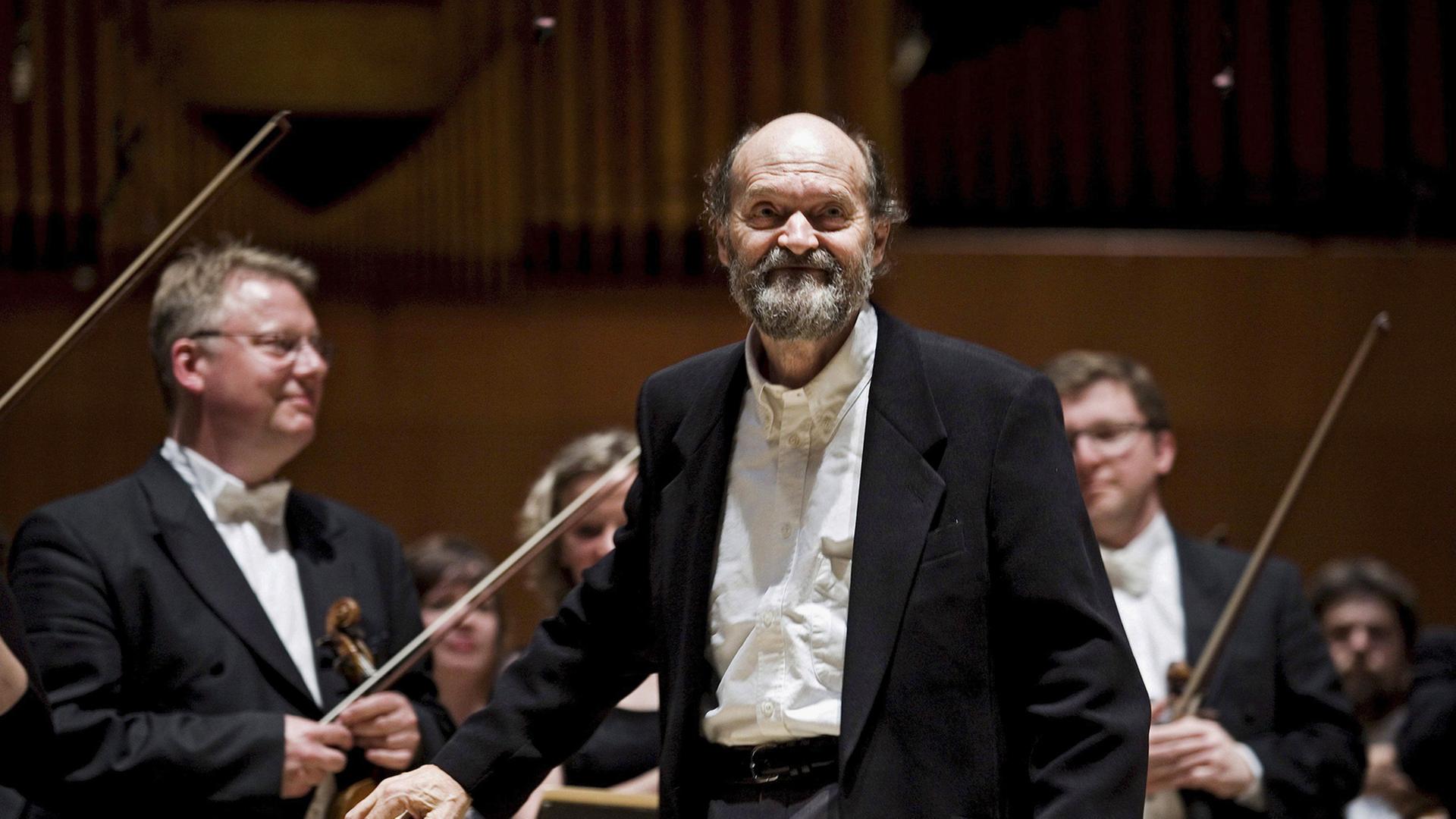 Der estnische Komponist Arvo Pärt im Jahr 2008, im Hintegrund die Musiker eines Sinfonie-Orchesters. Der estnische Komponist Arvo Pärt im Jahr 2008, im Hintegrund die Musiker eines Sinfonie-Orchesters.