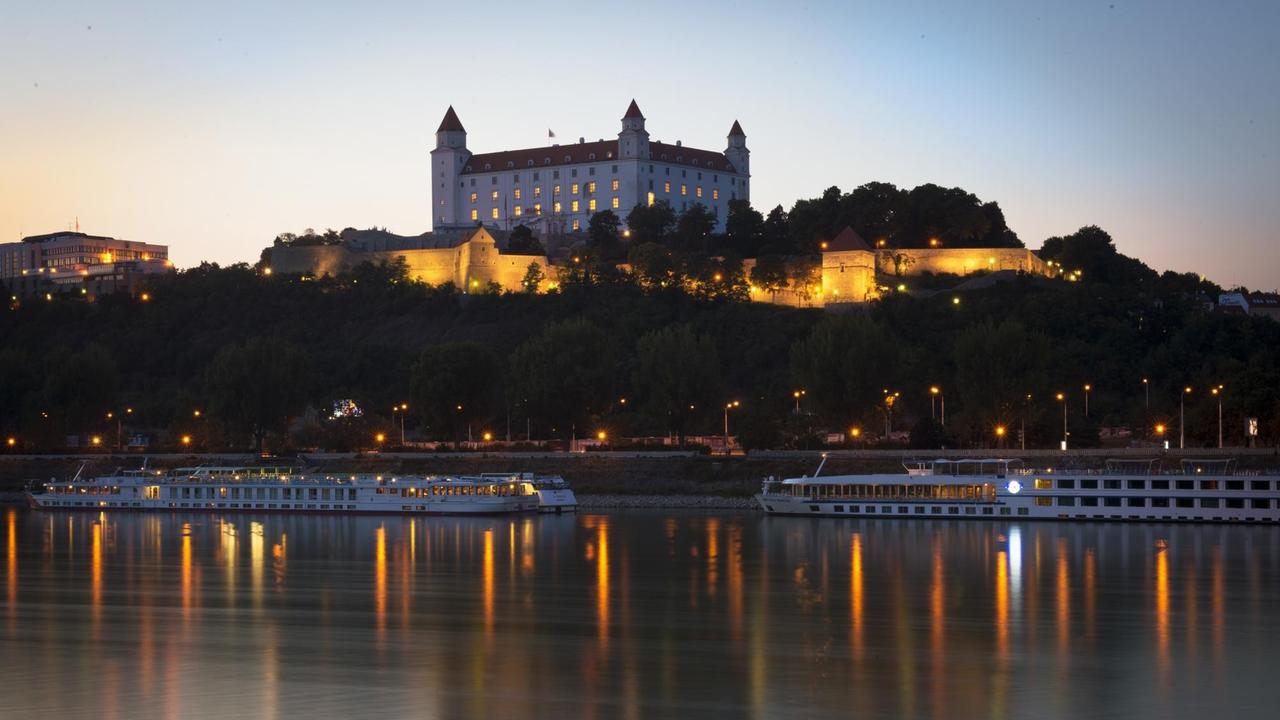 Die Burg Bratislava in der Dämmerung Die Burg Bratislava in der Dämmerung