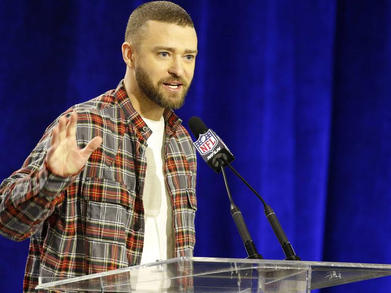 Musiker Justin Timberlake im Flanellhemd bei der Pressekonferenz zur Halbzeitshow beim Super Bowl 2018, die er bestreitet.