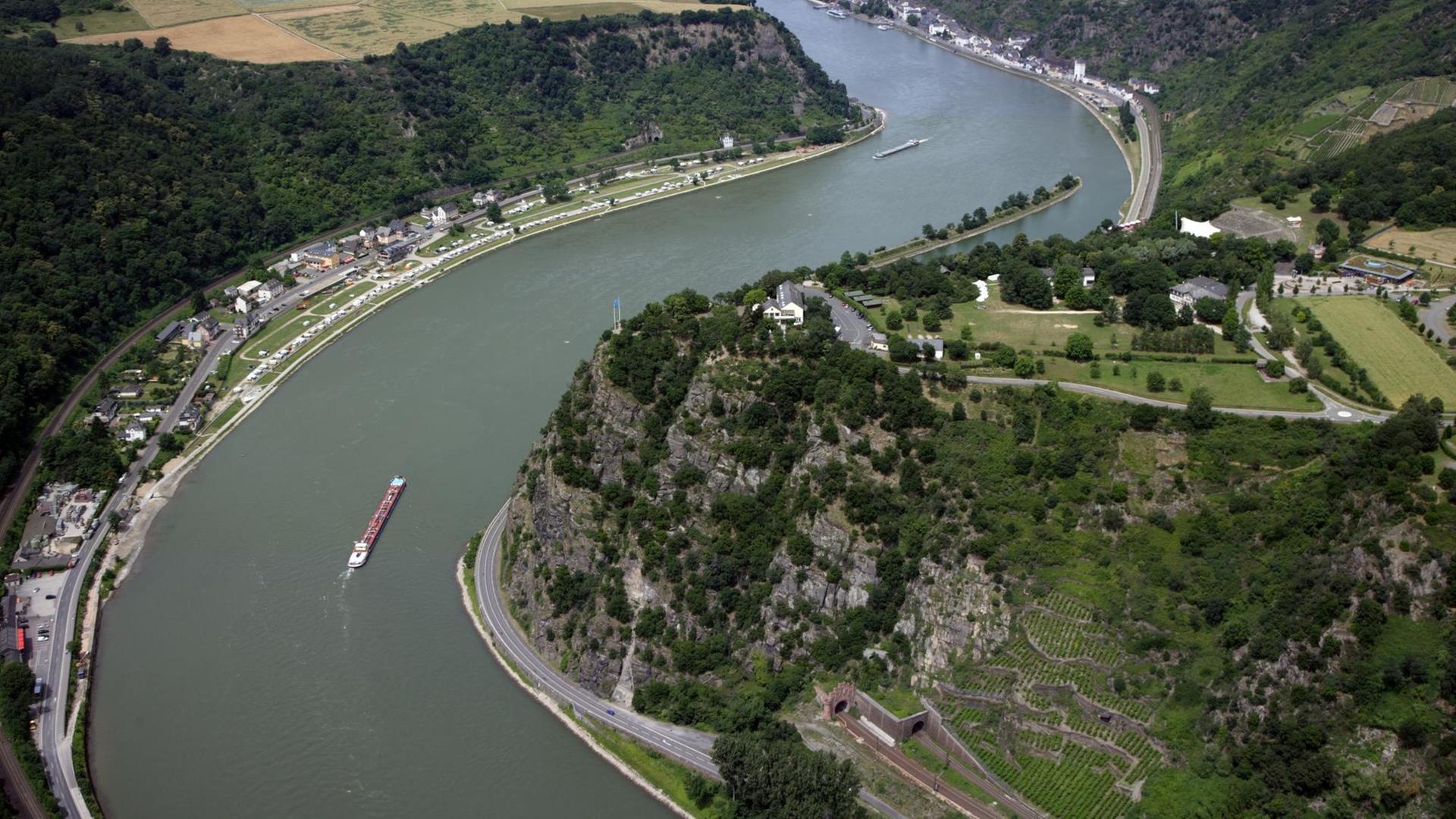 Luftbild des Loreleyfelsen bei St. Goar inmitten des UNESCO-Weltkulturerbegebiets Mittelrheintal