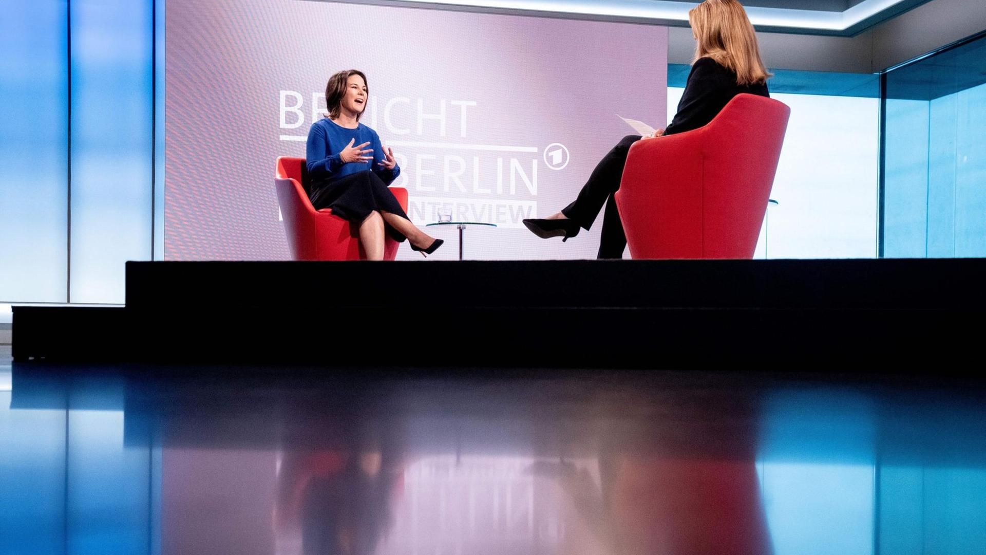 Annalena Baerbock (Grüne) sitzt in einem Fernsehstudio der Journalistin Tina Hassel für das ARD-Sommerinterview gegenüber. Annalena Baerbock (Grüne) sitzt in einem Fernsehstudio der Journalistin Tina Hassel für das ARD-Sommerinterview gegenüber.