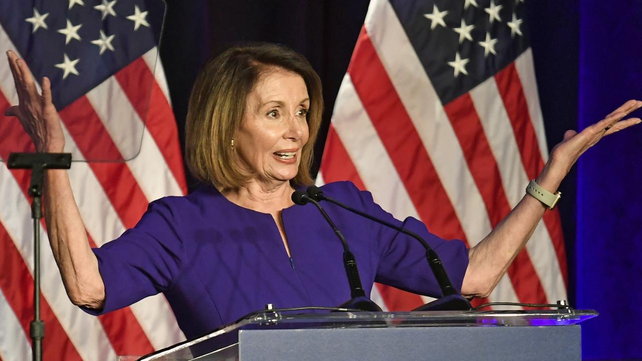 Nancy Pelosi steht bei einer Rede am 6.11.2018 vor einem Mikrofon, hinter ihr zwei US-Flaggen. Nancy Pelosi steht bei einer Rede am 6.11.2018 vor einem Mikrofon, hinter ihr zwei US-Flaggen.