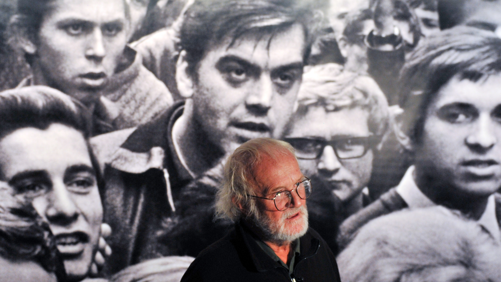 Der tschechische Fotograf Josef Koudelka vor einem seiner Bilder vom Prager Frühling Der tschechische Fotograf Josef Koudelka vor einem seiner Bilder vom Prager Frühling
