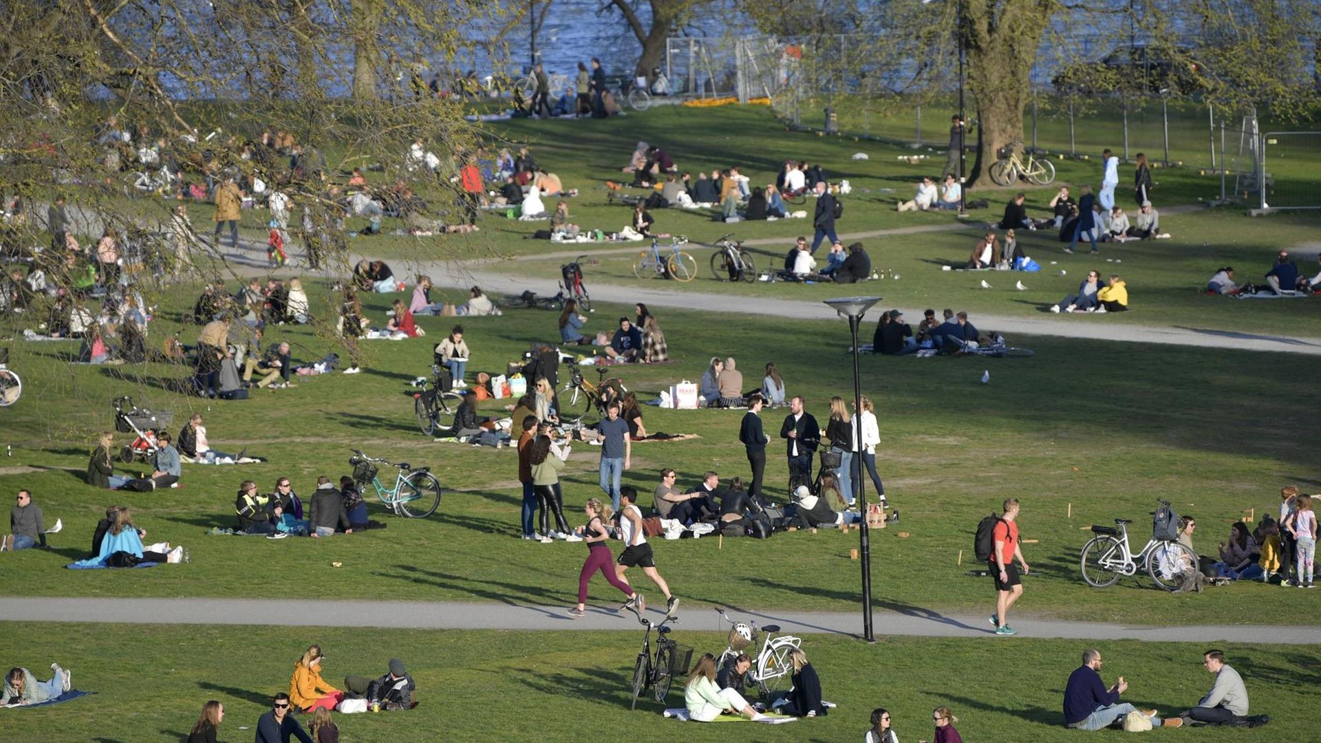 Versammlungen von mehr als 50 Leuten sind ebenso verboten wie der Besuch von Altenheimen, doch ansonsten setzt Schweden stark auf Freiwilligkeit in der Coronakrise Versammlungen von mehr als 50 Leuten sind ebenso verboten wie der Besuch von Altenheimen, doch ansonsten setzt Schweden stark auf Freiwilligkeit in der Coronakrise
