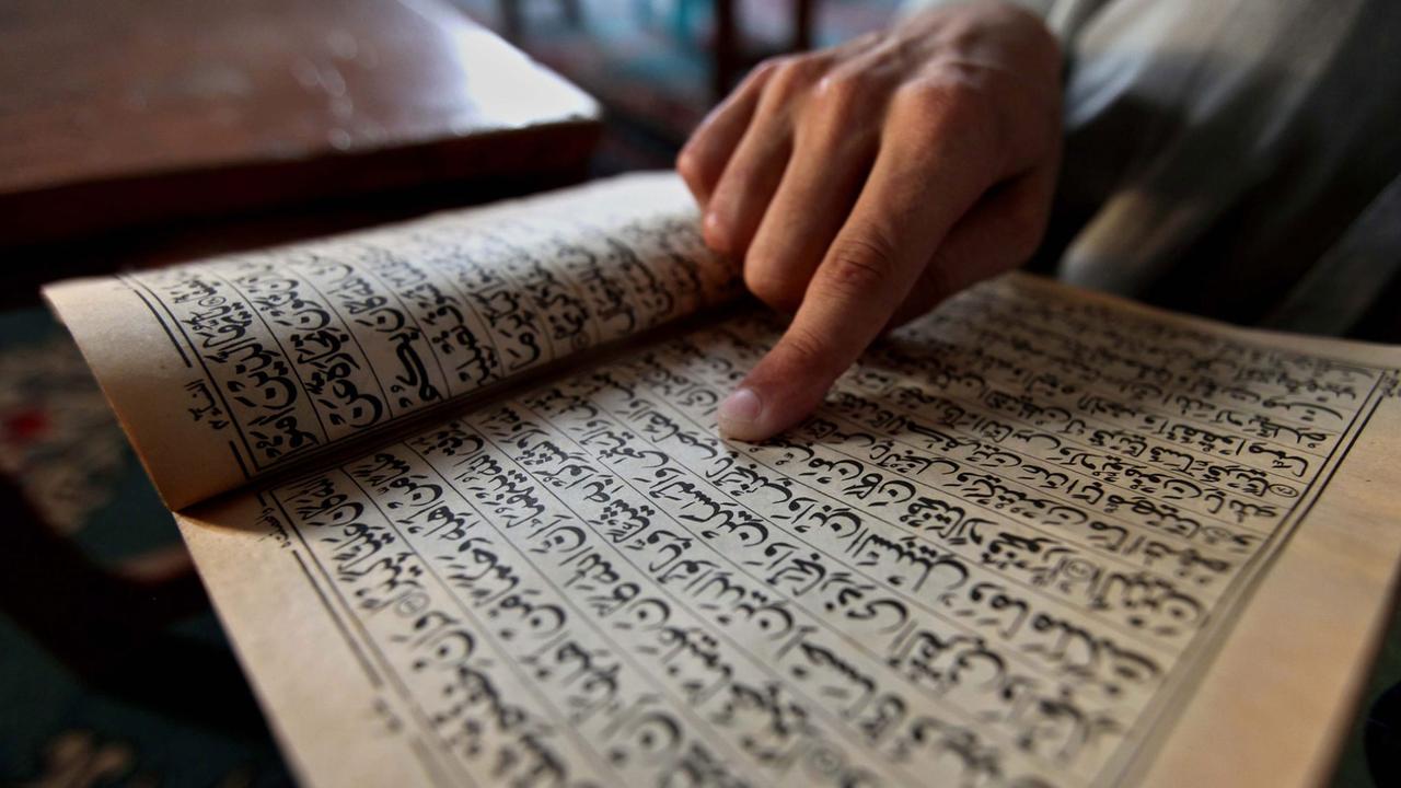 Ein pakistanischer Muslim liest den Koran während des Fastenmonats Ramadan in Peshawar. Ein pakistanischer Muslim liest den Koran während des Fastenmonats Ramadan in Peshawar.