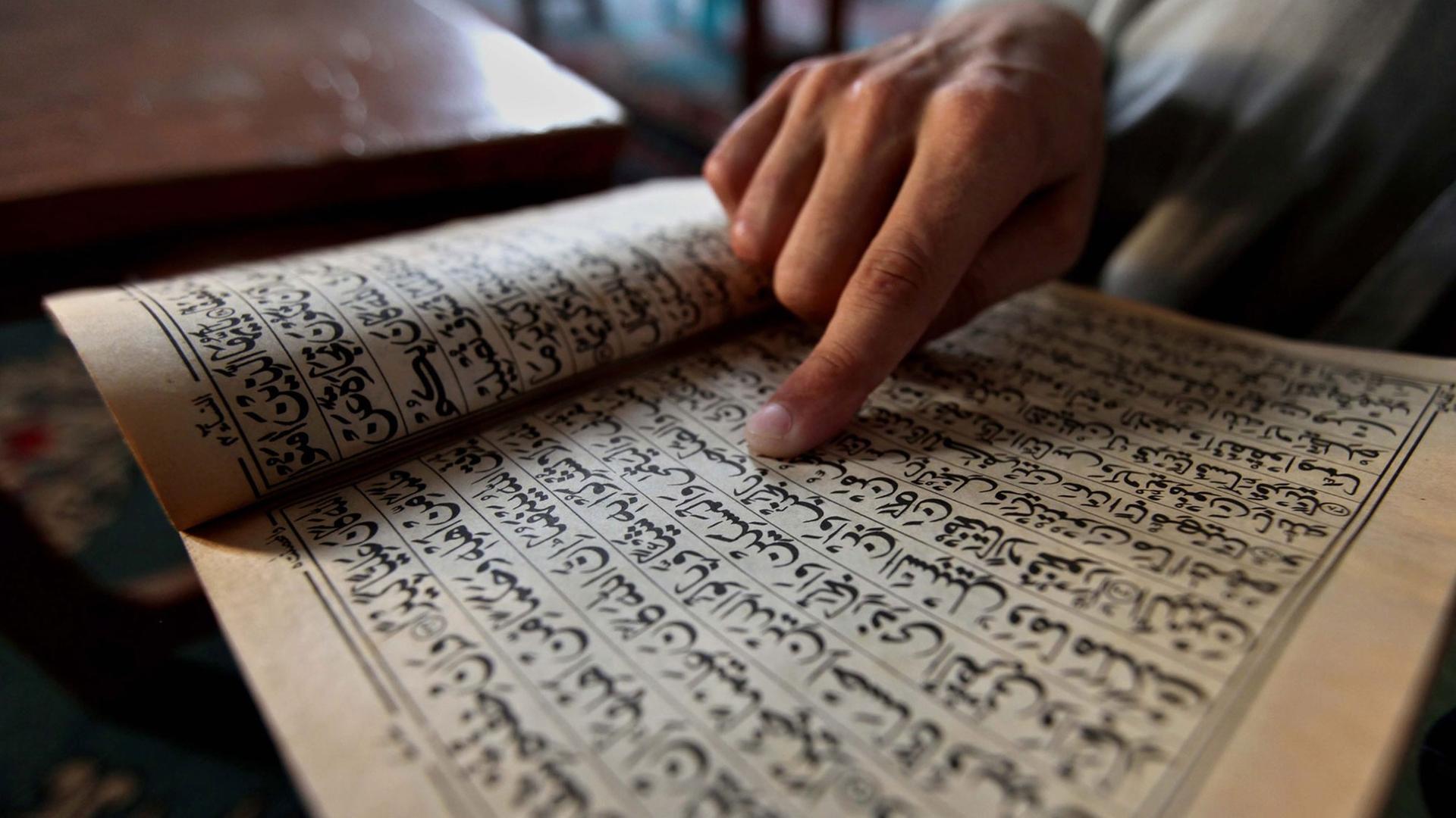 Ein pakistanischer Muslim liest den Koran während des Fastenmonats Ramadan in Peshawar. Ein pakistanischer Muslim liest den Koran während des Fastenmonats Ramadan in Peshawar.