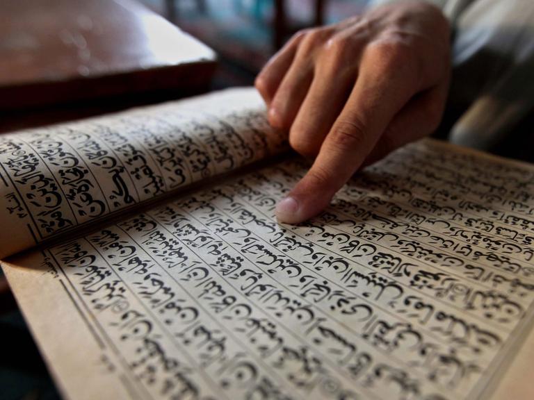 Ein pakistanischer Muslim liest den Koran während des Fastenmonats Ramadan in Peshawar.