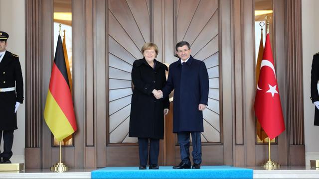 Bundeskanzlerin Angela Merkel und der türkische Ministerpräsident Ahmet Davutoglu