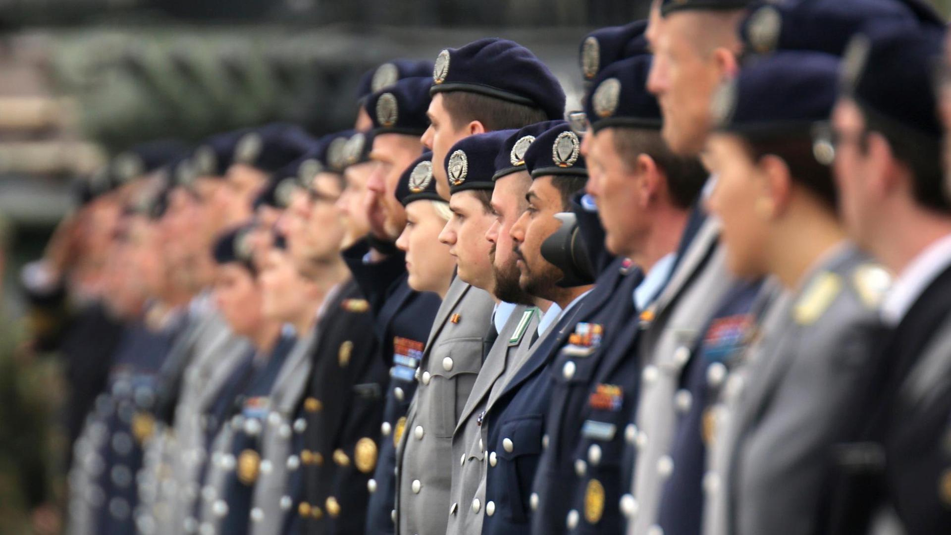 Die Mitglieder des neuen Kommando Cyber- und Informationsraum sind am 05.04.2017 in Bonn (Nordrhein-Westfalen) beim Dienstappell des neuen Generalleutnant Ludwig Leinhos angetreten. Der militärischen Organisationseinheit sollen etwa 13 500 Soldaten und zivile Mitarbeiter angehören. Die neue Einheit soll nach Darstellung des Verteidigungsministeriums die Informationsnetzwerke, aber auch die Waffensysteme der Bundeswehr schützen, die digital gesteuert werden. Die Mitglieder des neuen Kommando Cyber- und Informationsraum sind am 05.04.2017 in Bonn (Nordrhein-Westfalen) beim Dienstappell des neuen Generalleutnant Ludwig Leinhos angetreten. Der militärischen Organisationseinheit sollen etwa 13 500 Soldaten und zivile Mitarbeiter angehören. Die neue Einheit soll nach Darstellung des Verteidigungsministeriums die Informationsnetzwerke, aber auch die Waffensysteme der Bundeswehr schützen, die digital gesteuert werden.