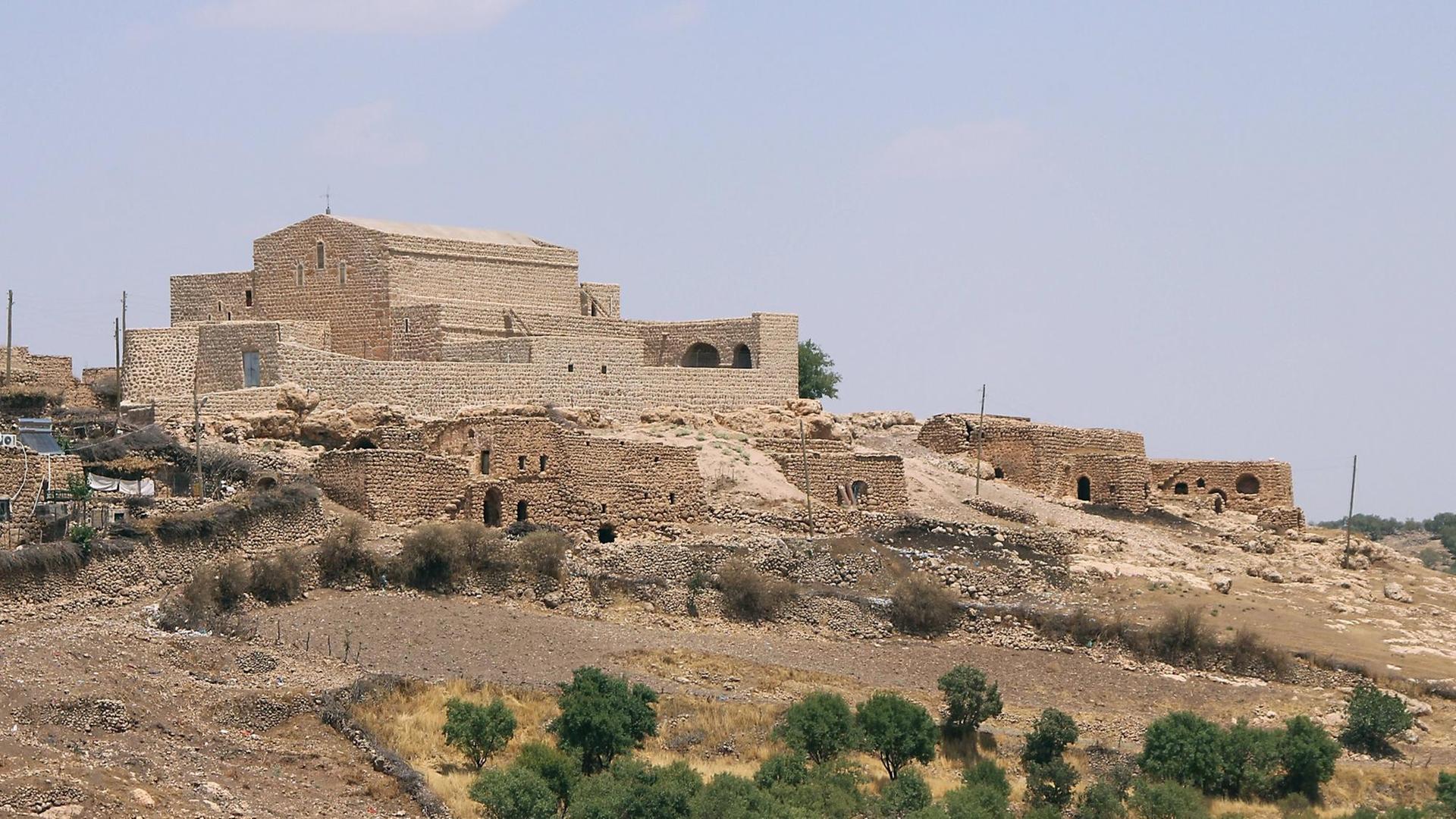 Das syrisch-orthodoxe Kloster Mor Gabriel im ostanatolischen Tur Abdin auf einem Hügel Das syrisch-orthodoxe Kloster Mor Gabriel im ostanatolischen Tur Abdin auf einem Hügel