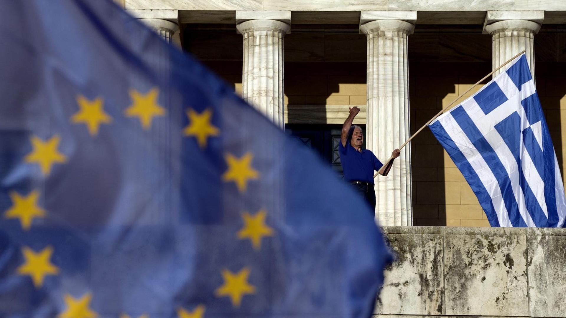 Bei einer Pro-Euro-Demonstration vor dem Parlament in Athen werden die griechische und die EU-Flagge geschwenkt. Bei einer Pro-Euro-Demonstration vor dem Parlament in Athen werden die griechische und die EU-Flagge geschwenkt.