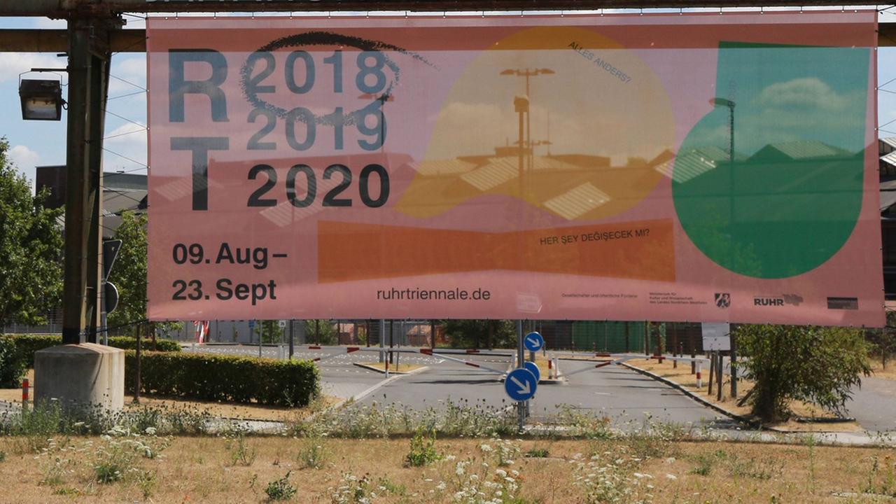 Banner für die Ruhrtriennale 2018 bis 2020 an der Einfahrt zum Gelände der Jahrhunderthalle in Bochum