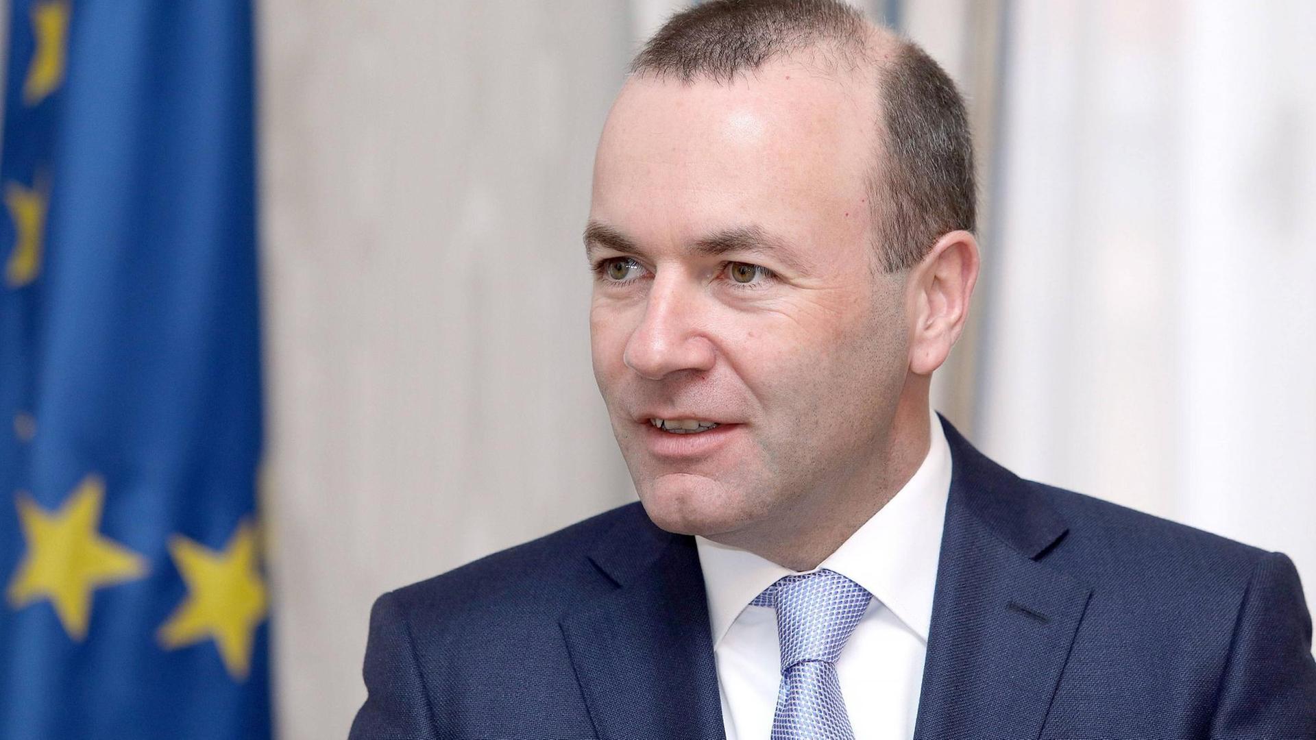 Manfred Weber. Neben ihm eine EU-Fahne. Manfred Weber. Neben ihm eine EU-Fahne.