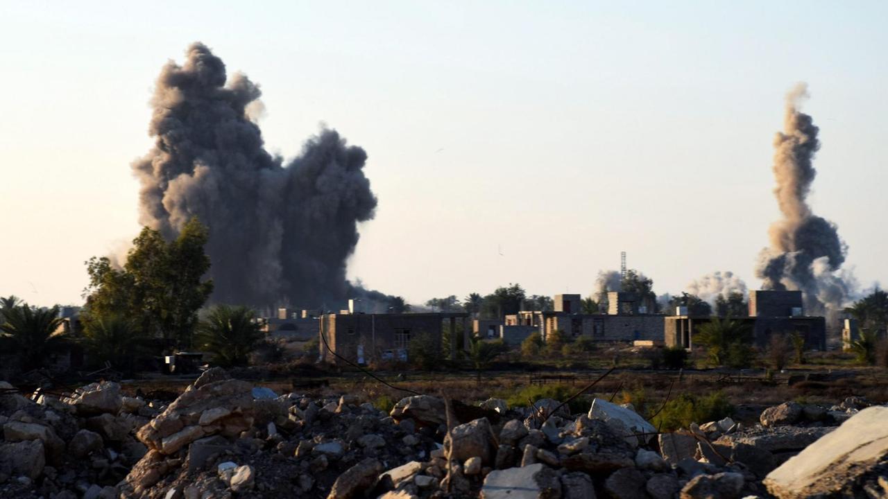 Das Bild zeigt eine Explosion über der irakischen Stadt Ramadi, die von der irakischen Armee von den Dschihadisten zurückerobert wurde.