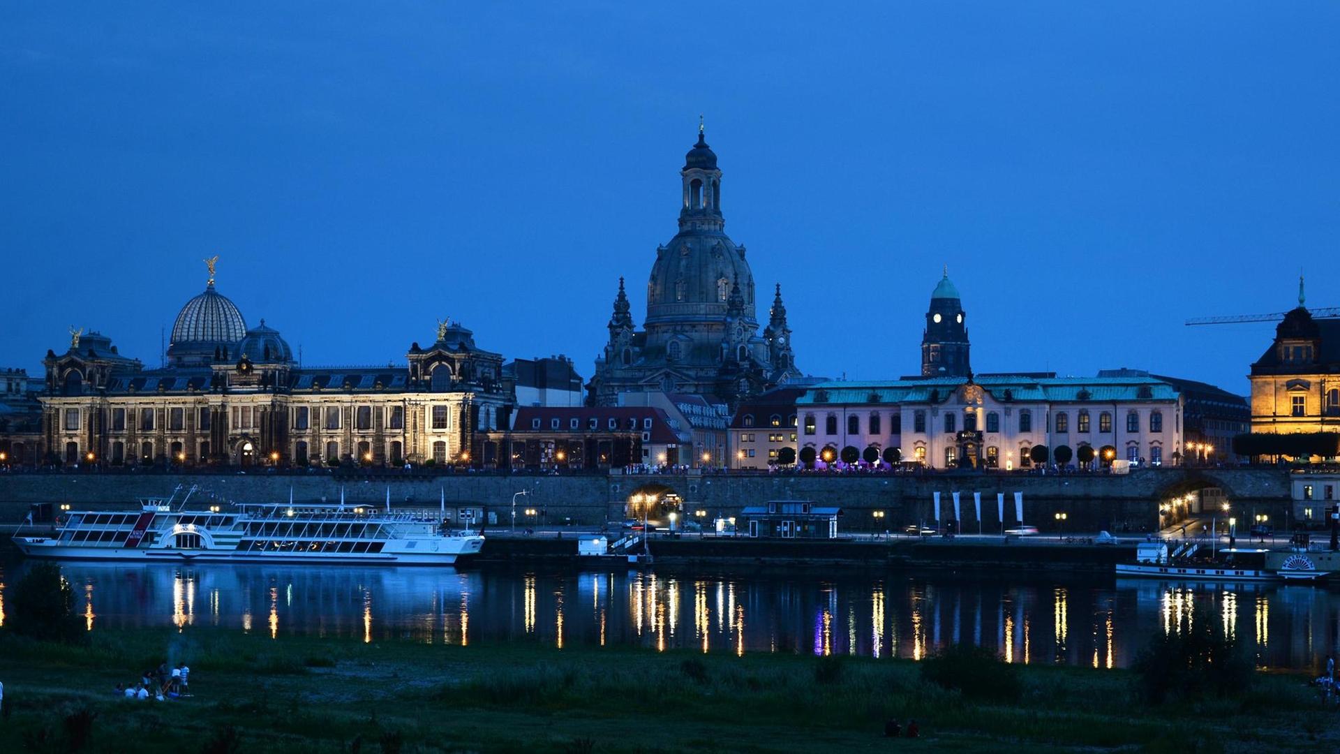 Blick auf die Brühlsche Terrasse an der Elbe in Dresden am Abend mit der Kunstakademie, der Frauenkirche, der Sekundogenitur und der Kuppel vom Ständehaus. Blick auf die Brühlsche Terrasse an der Elbe in Dresden am Abend mit der Kunstakademie, der Frauenkirche, der Sekundogenitur und der Kuppel vom Ständehaus.