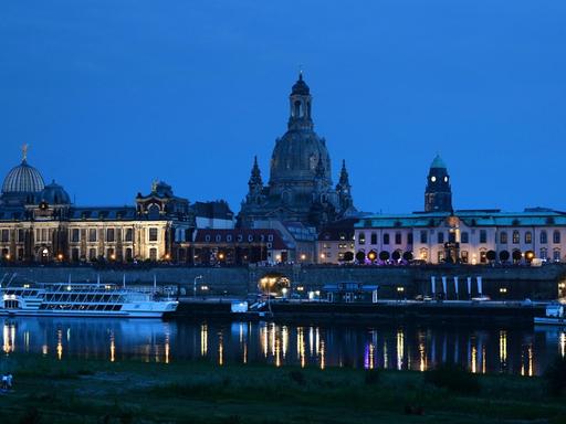 Blick auf die Brühlsche Terrasse an der Elbe in Dresden am Abend mit der Kunstakademie, der Frauenkirche, der Sekundogenitur und der Kuppel vom Ständehaus.