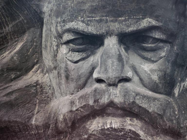 Das Gesicht von Karl Marx als Nahaufnahme einer Büste