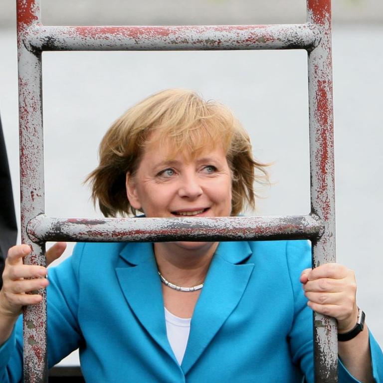 Bundeskanzlerin Angela Merkel (CDU) steigt am 31.08.2006 bei ihrem Besuch der Marine in Rostock-Warnemünde durch eine Luke in das U-Boot des neuen Typs 212 A. Nach der Besichtigung des U-Boots startet sie zu einer mehrstündige Fahrt an Bord der Fregatte «Sachsen». Merkel will sich nach Angaben der Marine über den Einsatzausbildungsverband der Flotte informieren, der derzeit mit zwei Fregatten, sechs Schnellbooten, zwei Minen-Jagdbooten und einem U-Boot sein jährliches Manöver in der Ostsee abhält. Foto: Jens Büttner +++(c) dpa - Report+++ Bundeskanzlerin Angela Merkel (CDU) steigt am 31.08.2006 bei ihrem Besuch der Marine in Rostock-Warnemünde durch eine Luke in das U-Boot des neuen Typs 212 A. Nach der Besichtigung des U-Boots startet sie zu einer mehrstündige Fahrt an Bord der Fregatte «Sachsen». Merkel will sich nach Angaben der Marine über den Einsatzausbildungsverband der Flotte informieren, der derzeit mit zwei Fregatten, sechs Schnellbooten, zwei Minen-Jagdbooten und einem U-Boot sein jährliches Manöver in der Ostsee abhält. Foto: Jens Büttner +++(c) dpa - Report+++
