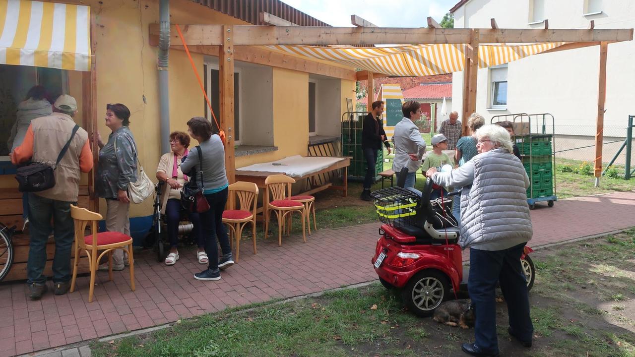Menschen vor einem Haus Menschen vor einem Haus