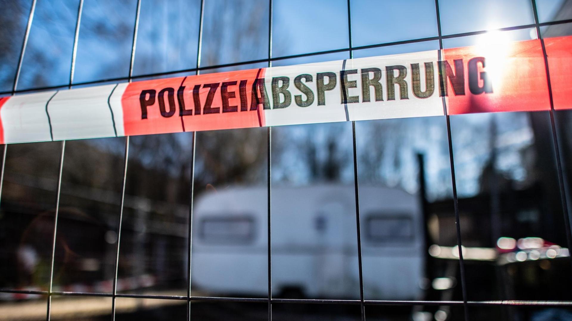 Auf dem Campingplatz Eichwald, in der inzwischen eingezäunten Parzelle des mutmaßlichen Täters, hängt vor dem versiegelten Campingwagen, aus dem die Beweismittel stammen, die mittlerweile verschwunden sind, eine Banderole mit der Aufschrift: "Polizeiabsperrung". Auf dem Campingplatz Eichwald, in der inzwischen eingezäunten Parzelle des mutmaßlichen Täters, hängt vor dem versiegelten Campingwagen, aus dem die Beweismittel stammen, die mittlerweile verschwunden sind, eine Banderole mit der Aufschrift: "Polizeiabsperrung".